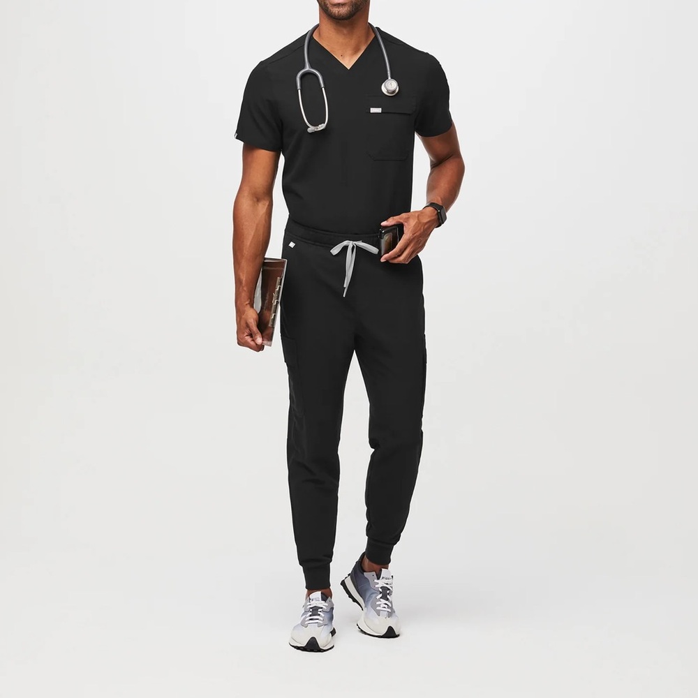 FIGS Men’s Black Scrub Set